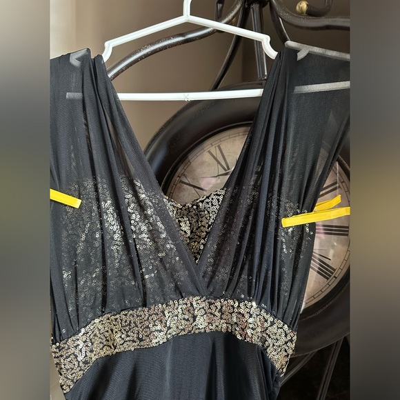 Woman’s dress - Picture 8 of 9